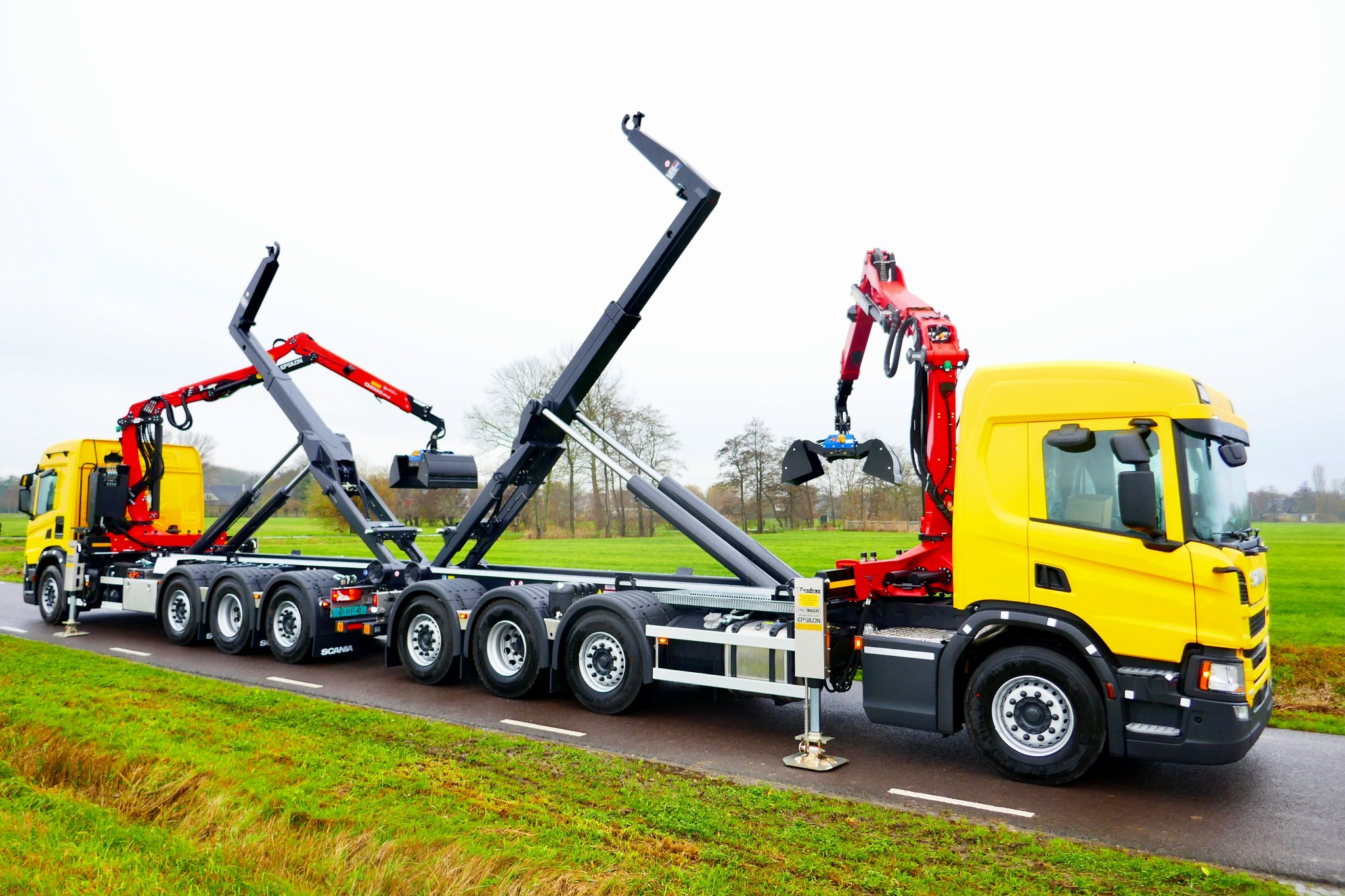 Scania's met haakarm en autolaadkraan voor Gem. Súdwest-Fryslân