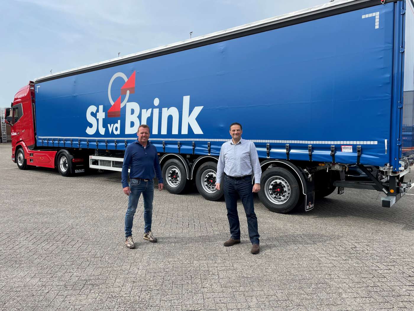 Pacton double stock trailers voor St. vd Brink