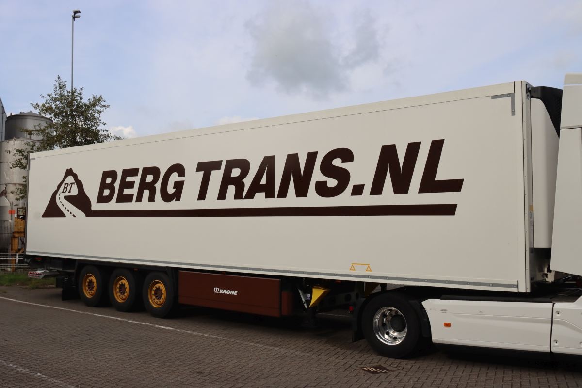Nieuwe, drie-assige Krone polyester multitemp trailer voor Bergtrans