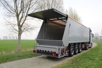 Kraker trailer met veevoer vijzelinstallatie