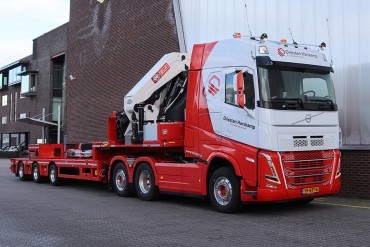 Broshuis trailer met HMF autolaadkraan voor Van Driesten