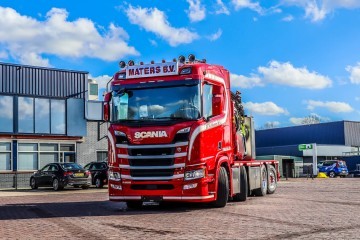 Scania met 100 tons Hiab autolaadkraan voor ITM Maters
