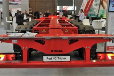 Kögel met Port 45 Triplex chassis naar Gorinchem