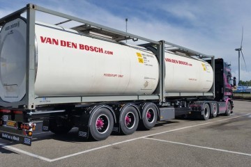Vier Pacton containerchassis voor Hart Transport