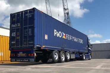 Vier Pacton containerchassis voor Hart Transport