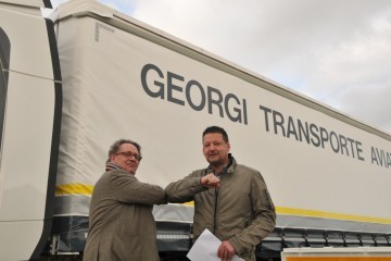 Van Eck levert twee veelzijdige aircargo trailers aan Georgi