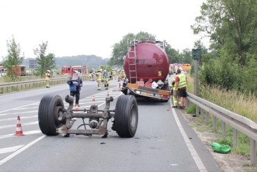 Roemeen op weg met gevaarlijke stoffen verliest traileras